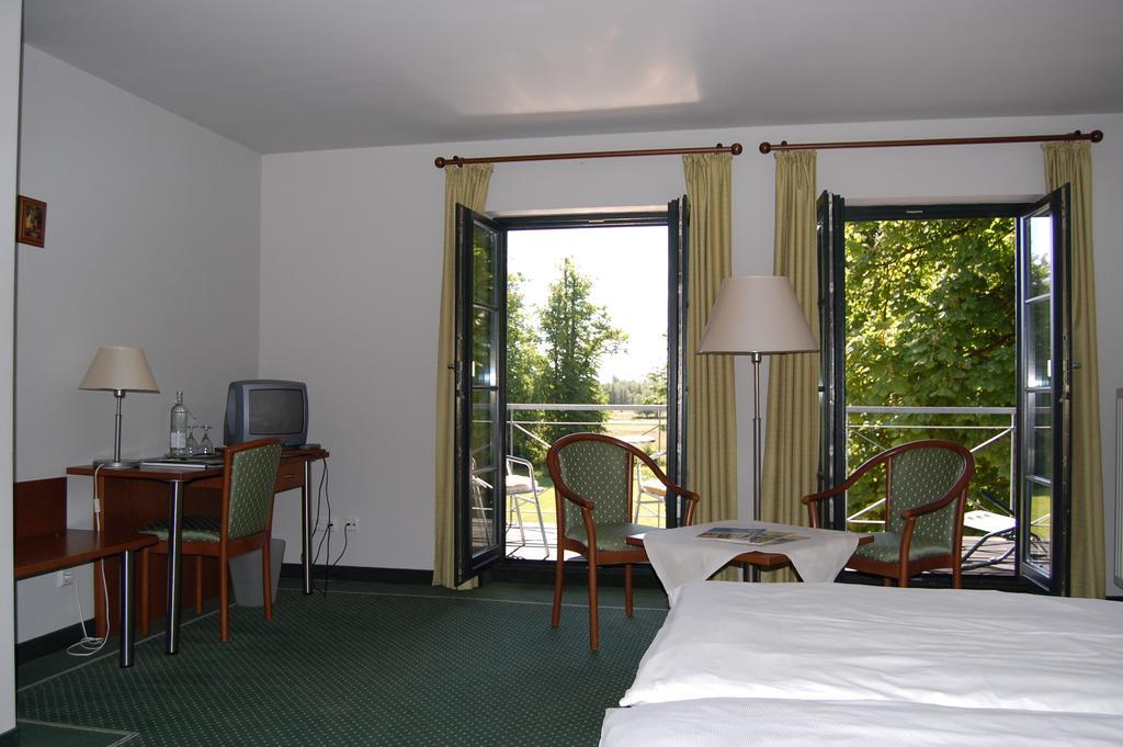 Gutshaus Redewisch Hotel & Restaurant Boltenhagen  Exterior photo